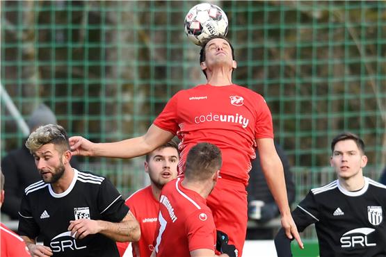 Michael Heinzelmann (mit dem Kopf am Ball) hat der Defensive des SV Wittendorf gegen Gärtringen Stabilität verliehen. Bild: Ulmer