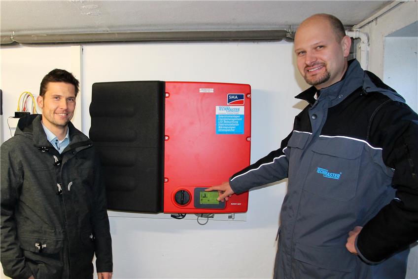 Michael Kling von den Rottenburger Stadtwerken (links) und Christoph Hahn von der Hechinger Firma Techmaster zeigen den Wechselrichter (rot) und die eigentliche Batterie (schwarz) im Keller unterm Freibad-Kiosk.Bild: Hahn
