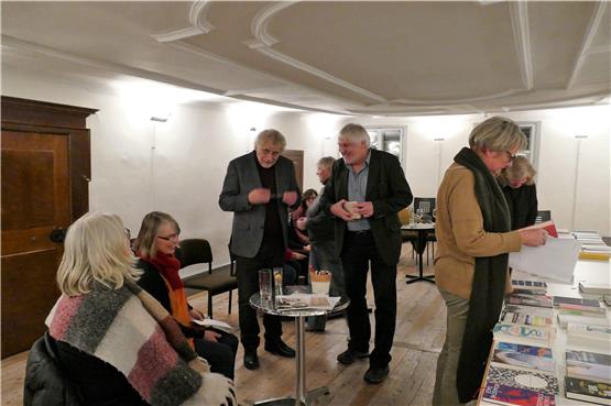 Michael Krämer (Dritter von links) im Gespräch mit den Besuchern. Bilder: Jochen Stöhr