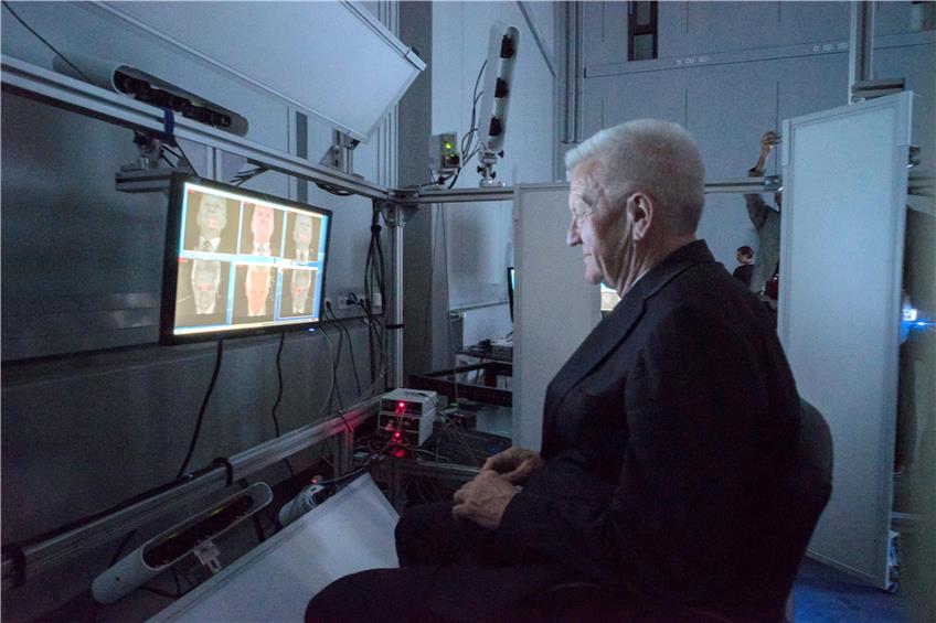 Ministerpräsident Winfried Kretschmann im 3D-Fotoscanner des Max-Planck Instituts für Intelligente Systeme. Bild: Metz
