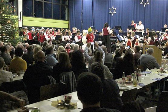 Mit 56 Musikern war die Bühne beim Vollmaringer Weihnachtskonzert mehr als gut gefüllt – inklusive selbstgebautem Schneemann. Bild: Alexandra Feinler