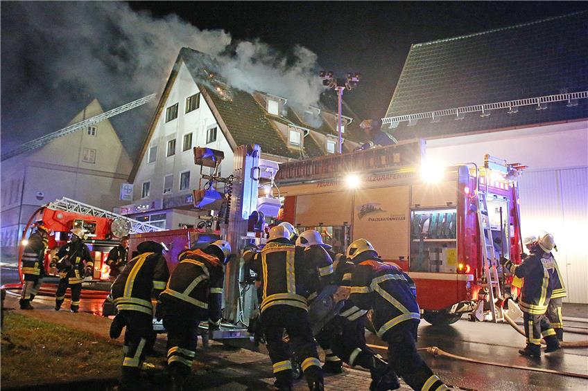 Mit 85 Mann und 20 Fahrzeugen rückten die Feuerwehren an, um den Dachstuhl-Brand in Salzstetten zu löschen. Bilder: Wagner