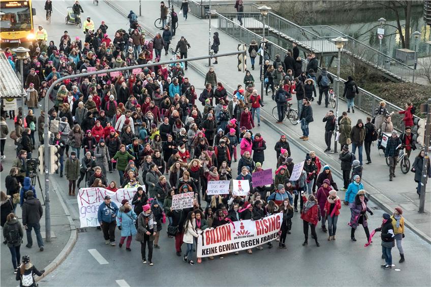 Mit Armbändern  und Trillerpfeifen zogen am Mittwoch rund 250 Frauen und Männer durch die Tübinger Innenstadt. Anlass war der weltweite Aktionstag „One Billion Rising“ (OBR). /Bild: Metz