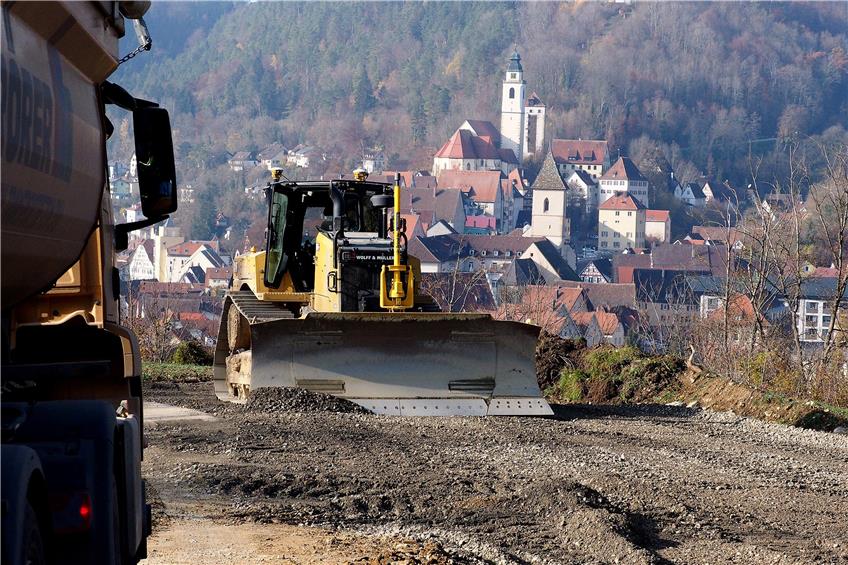 Mit Blick auf die Horber Altstadt tun die Baustellenfahrzeuge ihren Dienst auf der gegenüberliegenden Seite des Neckars. Bilder: Karl-Heinz Kuball