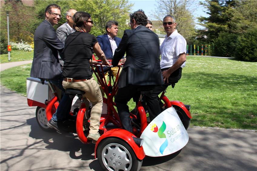 Mit „Conference-Bikes“ durften die sieben Mitglieder der Kommission für die Auswahl der Gartenschau-Städte vom Backsteinbau durch den Wöhrd-Park und die Innenstadt zum Marktplatz fahren. Bilder: Priotto