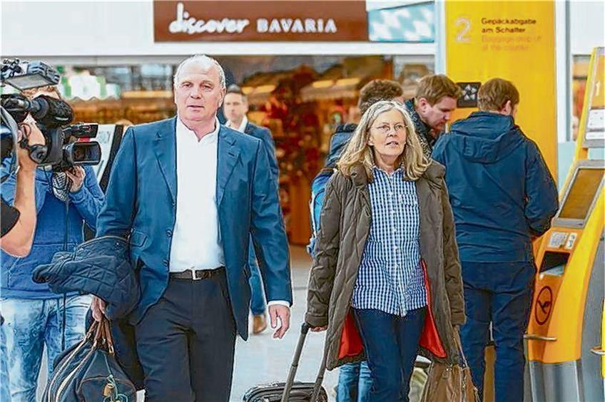 Mit Ehefrau Susi trat Uli Hoeneß den Sonderflug seiner Bayern zum Champions-League-Gastspiel in Lissabon an. Foto: Getty