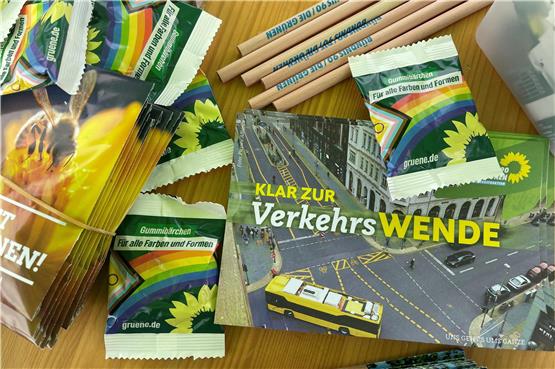 Mit Gummibärchen, Flyern und Bleistiften ziehen die Grünen in den Wahlkampf.  Fotos: Dorothee Torebko