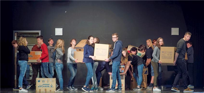 Mit Musik und Umzugskartons proben 22 Schüler ihr zweisprachiges Stück ein. Bild: Metz