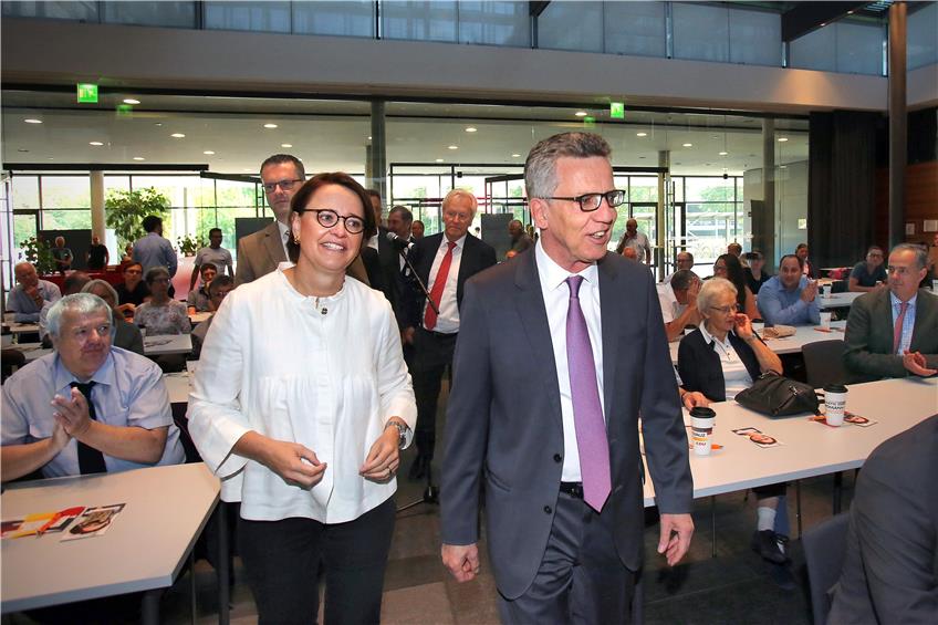 Mit Parteifreunden und Personenschützern zogen Thomas de Maizière und Annette Widmann-Mauz ins Sparkassen Carré ein. Bild: Sommer