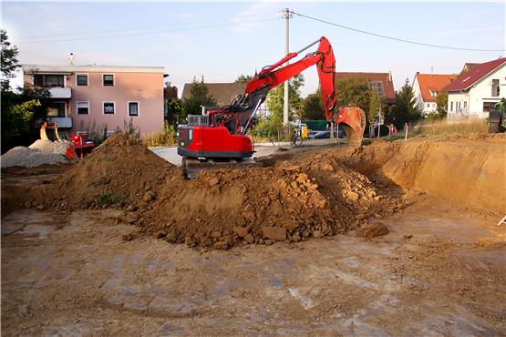 Mit dem Ausheben der Baugrube für den Keller des Mehrgenerationenhauses haben die Bauarbeiten an der Großbaustelle in Holzhausen-Mitte diese Woche begonnen.Bild: kpd
