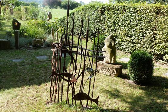 Mit dem Metallkünstler Alfons Heilig und der Keramikerin Christel Wagner stellt Lieselotte Höffl ihre Werke in ihrem Garten aus. Bild: Werner Bauknecht