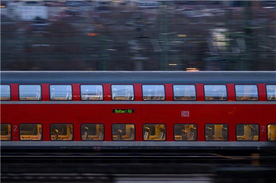 Mit dem Zug durchs Land – und sogar deutlich darüber hinaus: Mit dem 9-Euro-Ticket soll man in den Sommermonaten den gesamten Nahverkehr in Deutschland kostengünstig nutzen dürfen. Foto: Sebastian Gollnow/dpa