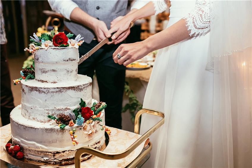 Mit der Hochzeit ändert sich auch steuerlich für Paare einiges; das Ehegattensplitting ist seit Jahrzehnten in der Kritik. Nun könnte Bewegung in das Thema kommen. Foto: ©Stakhov Yuriy/Shutterstock.com