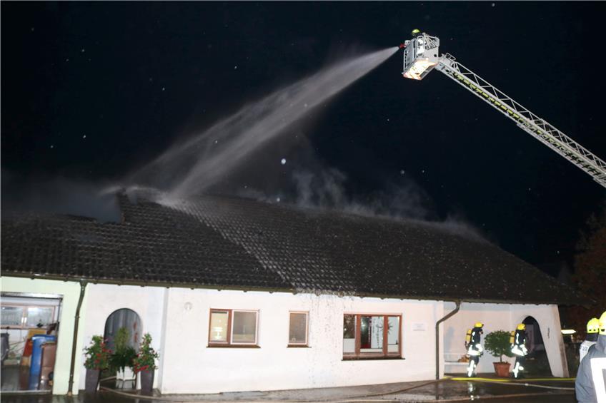 Mit der Sulzer Drehleiter löschte die Feuerwehr den Dachstuhlbrand in dem Einfamilienhaus in Dürrenmettstetten auch von oben.