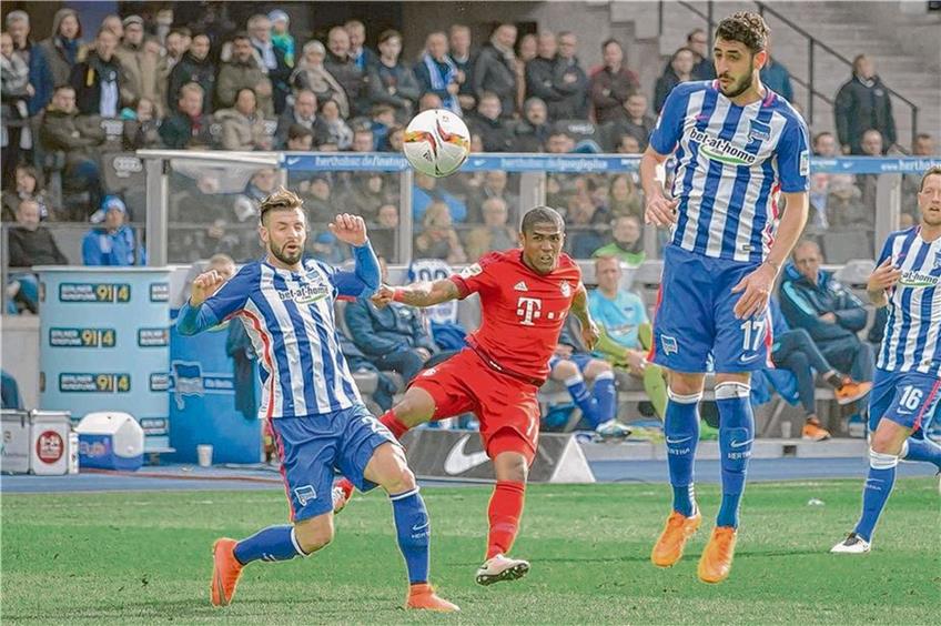 Mit diesem präzisen Weitschuss erzielte Flügelstürmer Douglas Costa (2. v. r.) beim Gastspiel in Berlin den Treffer zum 2:0 für Bayern. Foto: dpa