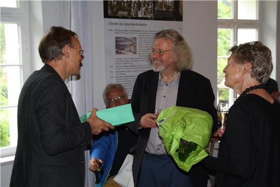 Mit einem Geschenk verabschiedet Walle Sayer die Gäste Thomas Rosenlöcher und Signe Selke (von links).