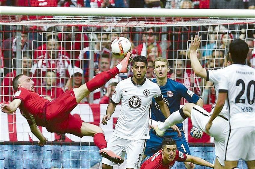 Mit einem artistischen Seitfallzieher erzielte Bayerns Franck Ribéry (links) das Tor des Tages gegen Frankfurt. Foto: Imago