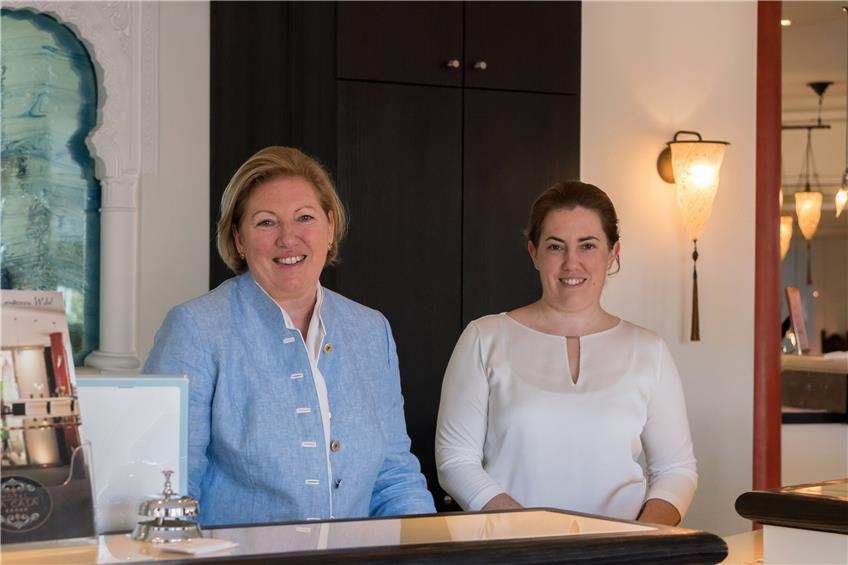 Mit ihrer Tochter Stefani (rechts) und ihrem Mann Peter Hihn leitet Claudia Leuze die Geschicke des Tübinger Fünf-Sterne-Hotels La Casa.