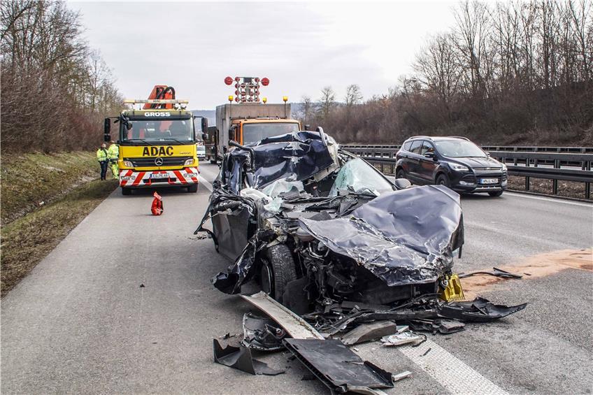 Mit leichten Verletztungen ist eine 27-Jährige nach einem Unfall mit einem Lastwagen am Donnerstagmorgen auf der Autobahn 81 auf Höhe Ammerbuch davongekommen. Bild: SDMG/Dettenmeyer