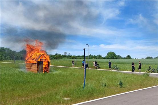 Mit mehreren Strahlrohren und einer Riegelstellung bekämpften die Mitglieder der Sulzer Jugendfeuerwehr beim Übungstag zudem eine brennende Gartenhütte in Fischingen. Privatbilder