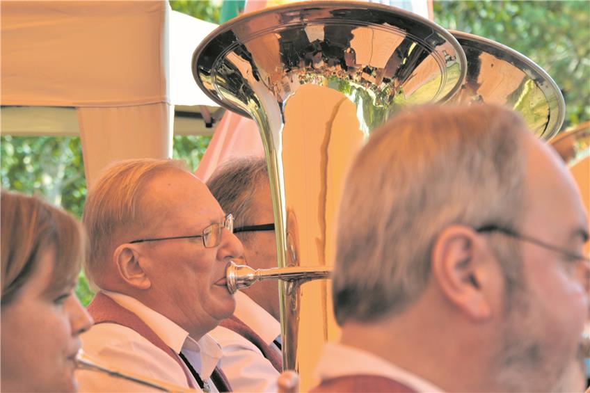 Mit seiner Tuba und als Verbandspräsident stimmt Hans Dreher starke Töne an. Bild: Hans-Michael Greiß