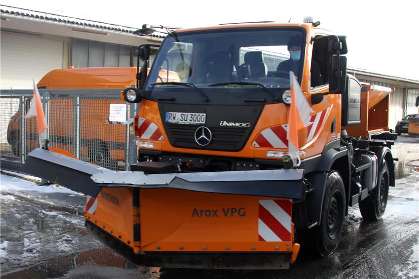 Mit zwei Unimogs und einem Lastwagen mit Räumaufsatz hält das Bauhof-Team die Straßen in Sulz von Schnee und Eis frei.Bilder: Cristina Priotto