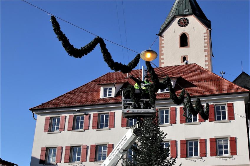 Mitarbeiter Der Firma Elektro Kipp montieren die Weihnachtsbeleuchtung, damit es im Herzen Empfingens im weihnachtlichen Glanz strahlen kann.Bild: Emil Henger