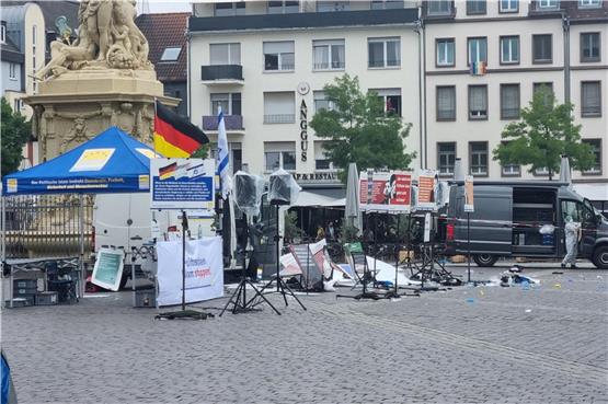 Mitarbeiter der Spurensicherung sind nach einer Messerattacke auf dem Mannheimer Marktplatz im Einsatz. Foto: Rene Priebe/dpa