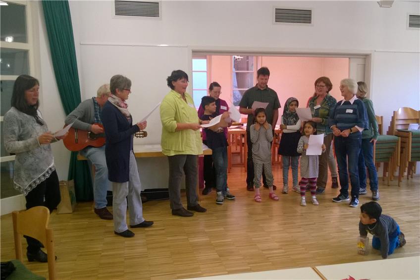 Mitglieder des Freundeskreises singen bei einem Begegnungsfest im Bürgerhaus. Bild: Gresch