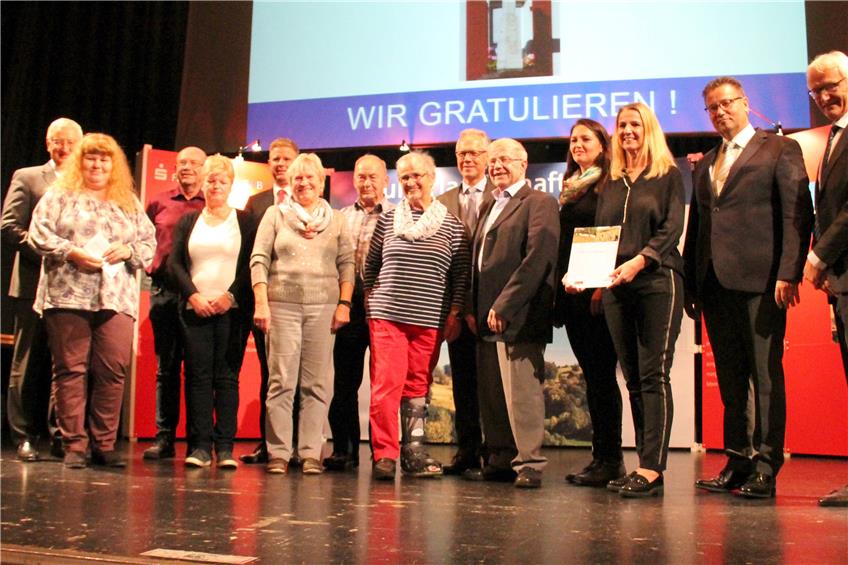 Mitglieder von „Heimat und Brauchtum“ Eutingen freuen sich beim Festakt zur Verleihung des Kulturlandschaftspreises 2019 über eine Auszeichnung in der Kategorie „Sonderpreis Kleindenkmale“. Bild: Fred Keicher