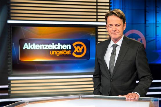 Moderator Rudi Cerne von der ZDF-Sendung „Aktenzeichen XY... Ungelöst“ steht im Studio. Foto: Sina Schuldt/dpa/Archivbild
