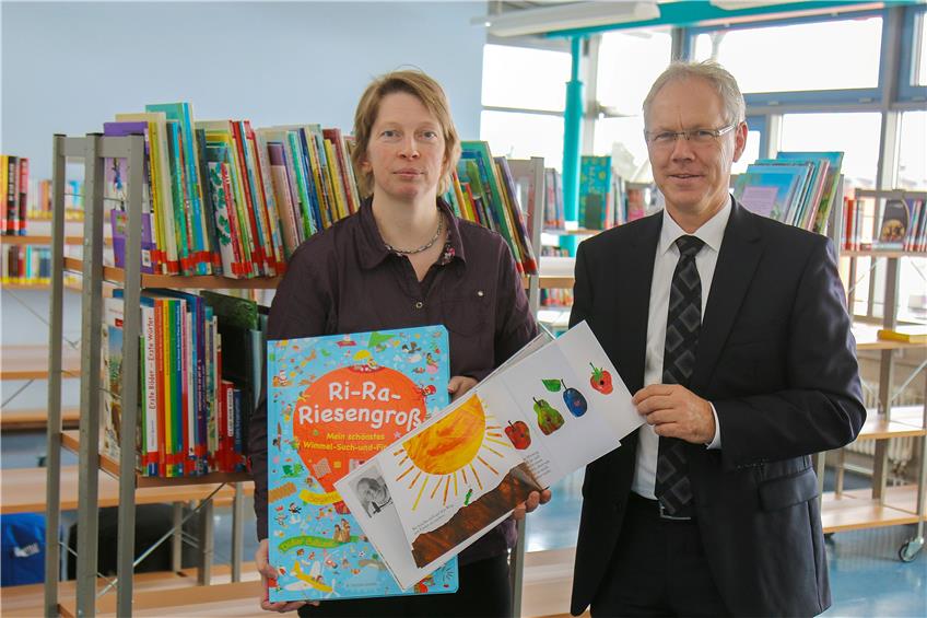 Monika Bauer unterstützt das ehrenamtliche Team der Eutinger Gemeindebücherei beim Neuaufbau. Bürgermeister Armin Jöchle schaute sich in dem neuen Raum schon einmal um.Bild: Bernhard