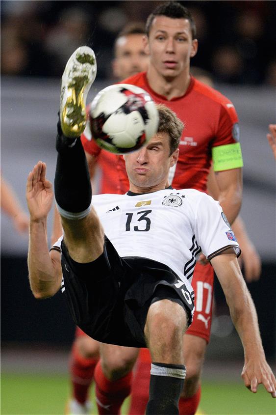 Müller versucht es per Fallrückzieher  ohne Erfolg. Foto: dpa