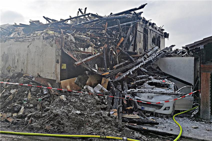 Nach dem Brand in der Wendelsheimer Schelmenstraße ist das Haus nur noch eine Ruine. In den Trümmern glostet’s weiter. Bild: Schneck