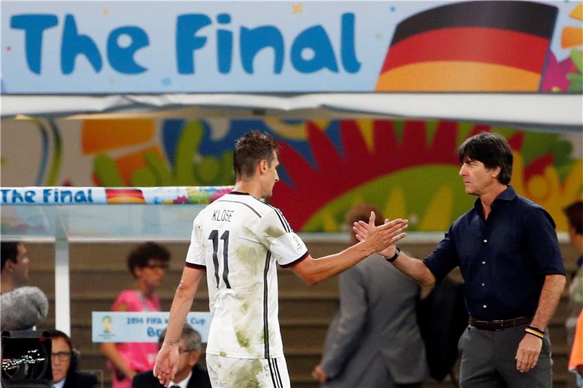 Nach dem WM-Finale 2014 in Brasilien verabschiedete sich Miroslav Klose als Weltmeister von Bundestrainer Joachim Löw. Jetzt kommt er als Praktikant in den Kreis des DFB zurück  ein Neuanfang für den Toptorjäger, der nun die Trainerlaufbahn einschlägt. Foto: dpa
