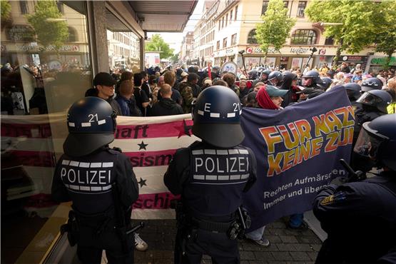 Nach der Messerattacke in Mannheim demonstrieren Mitglieder der Antifa gegen eine AfD-Kundgebung. Foto: Thomas Frey/dpa