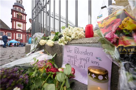 Nach der Messerattacke mit mehreren Verletzten in Mannheim erinnern Kerzen und Blumen an die Opfer. Foto: Thomas Frey/dpa