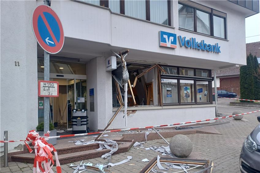 Nach der Sprengung des Geldautomaten war die Filiale der Empfinger Volksbank einige Zeit nicht benutzbar. Bild: Manuel Fuchs