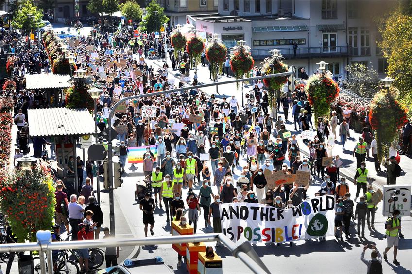 Nach ersten Veranstalter-Schätzungen beteiligten sich rund 4000 Menschen am Klimaprotest in Tübingen. Bild: Anne Faden