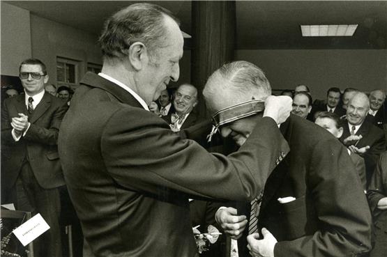 Nachdem der Tübinger Gemeinderat Hans Gmelin am 3. Januar 1975 das Ehrenbürgerrecht verliehen hatte, hängte Staatssekretär Gerd Weng dem scheidenden OB das Große Bundesverdienstkreuz um. Archivbild: Grohe