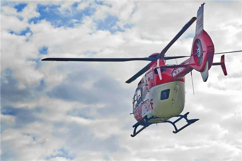 Nachdem er in der Nähe der Rauschbart-Kreuzung aufgrund von gesundheitlichen Problemen einen Unfall verursacht hatte, musste ein 60-Jähriger mit dem Hubschrauber in eine Klinik geflogen werden. Symbolbild: KlausFranke