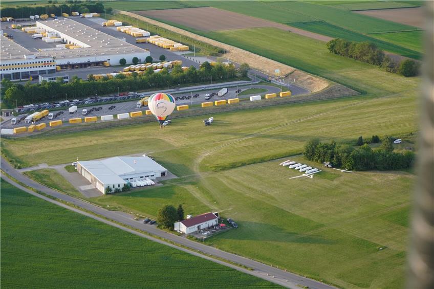 Neben Segel- und Motorflugzeugen war während des Lagers auch die Ballonsportgruppe Horb auf dem Flugplatz in Eutingen zu Gast. Insbesondere das Sonnenaufgangsfliegen sorgte für Begeisterung bei den Jugendlichen, von denen viele aus Rottenburg kommen. Bilder: LSG/Sascha Trinkle
