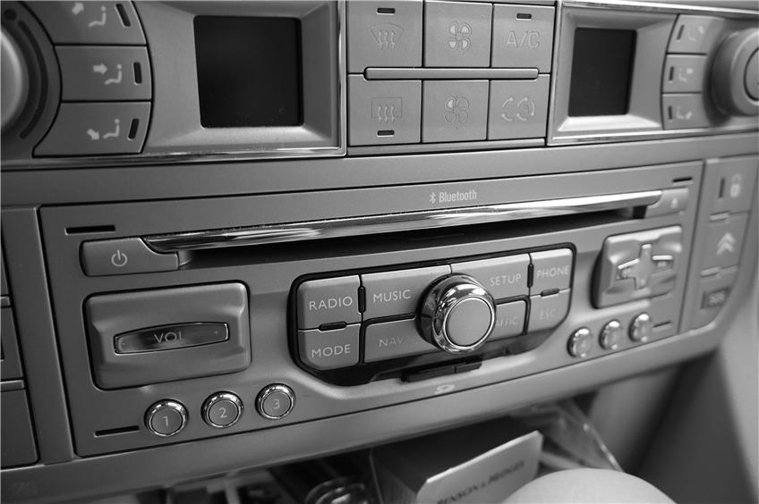 Neben den diversen Belüftungseinstellungen bietet auch das moderne Autoradio zahlreiche Dienste – und gegebenenfalls häufige Ablenkung. © haraldheuser Pixabay.com – (CC0 1.0)