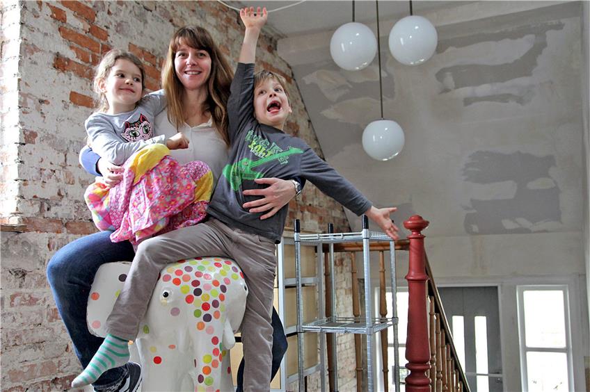 Neben der Kreativarbeit stehen für Katrin Kinsler ihre beiden Kinder Lila und Adrian im Zentrum ihres Lebens. Bild: Kuball
