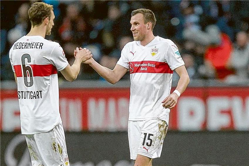 Neue Verteidiger-Kollegen: Kevin Großkreutz (rechts) mit Georg Niedermeier nach dem 4:2 des VfB in Frankfurt. Foto: dpa