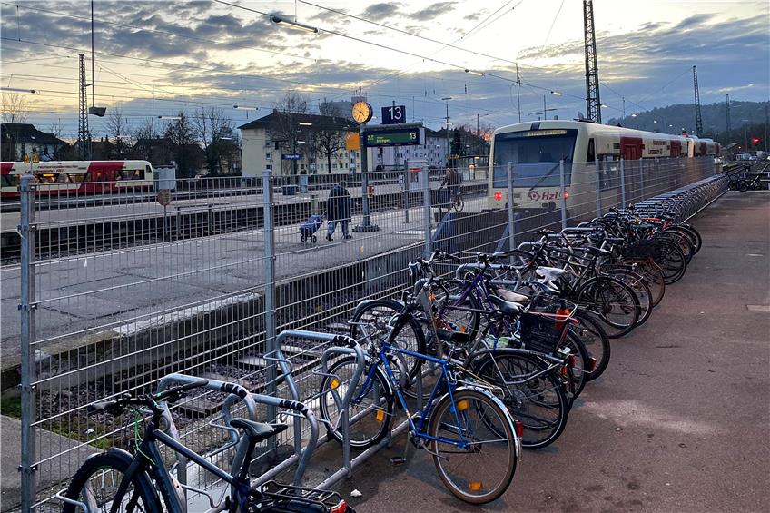 Neuer Fahrradstellplatz am Tübinger Hauptbahnhof zwischen Gleis 13 und dem „Kupferbau“. Bild: Hans-Jörg Schweizer