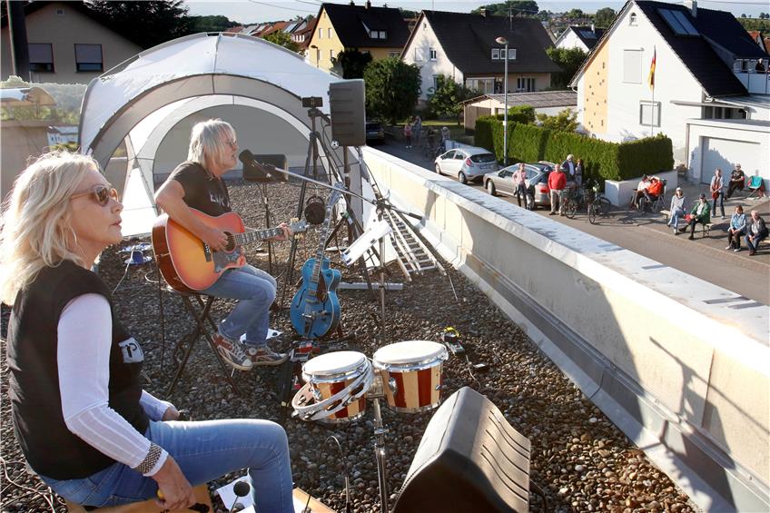 Neuland beim „Rooftop“-Konzert: Das Duo Acoustic Storm beschallte Wannweil. Bild: Horst Haas