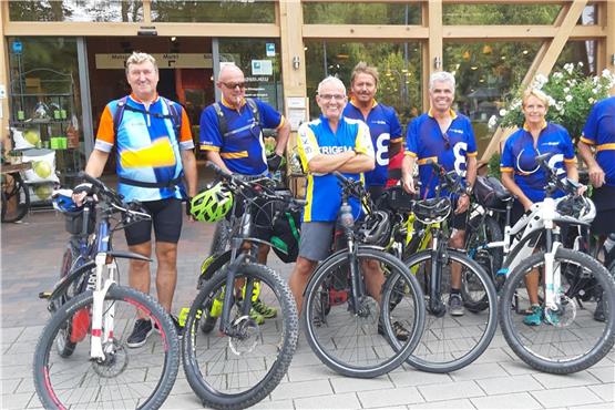 Neun Bittelbronner Dienstagsradler fuhren zum Abschluss der diesjährigen Saison bis nach Baden-Baden und besuchten ein Rennen bei der „Glamour-Woche des deutschen Galoppsports“ in Iffezheim. Privatbild
