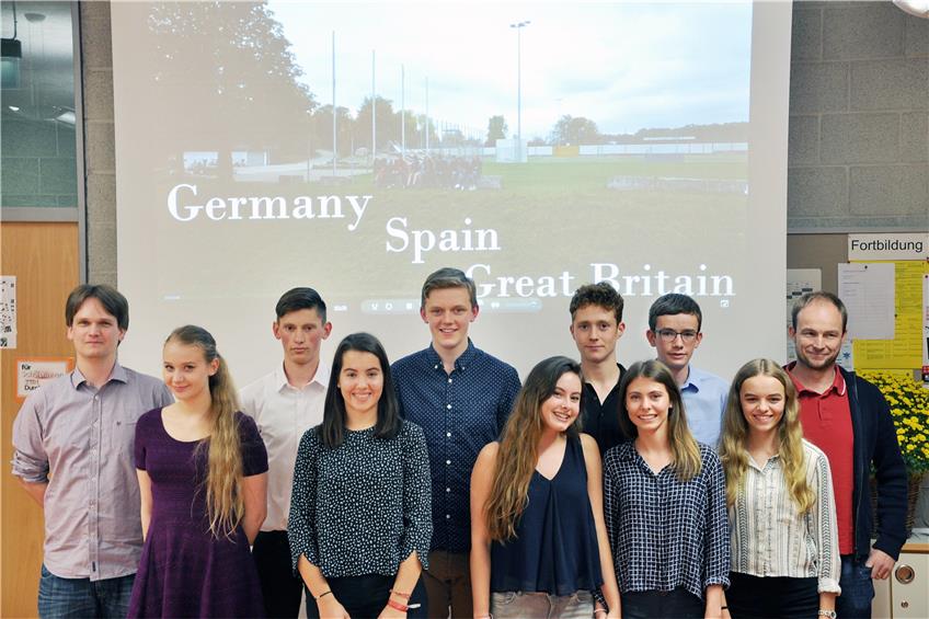 Neun Jugendliche aus Deutschland, Spanien und England drehten im Rahmen eines internationalen Schulprojektes eine Kurzdokumentation über „Jugendliche und soziale Netzwerke“. Betreut wurden sie von den Lehrern Jan Hörzer (rechts) und Florian Nüxoll (links). Bild: Schmidt
