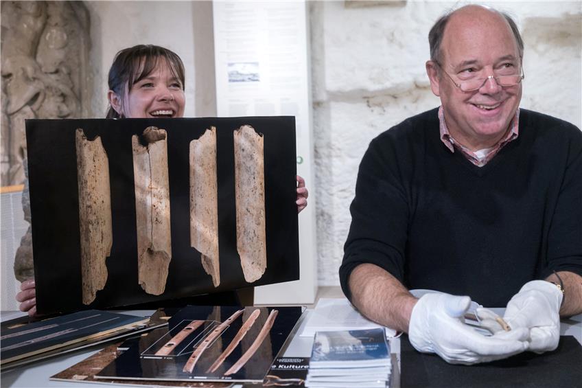 Nicholas Conard (rechts) und Ewa Dutkiewicz präsentieren das rund 40000 Jahre alte Fragment einer Knochenflöte. Bilder: Metz